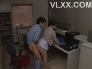 Không thể rời mắt khỏi cặp vú của em đồng nghiệp