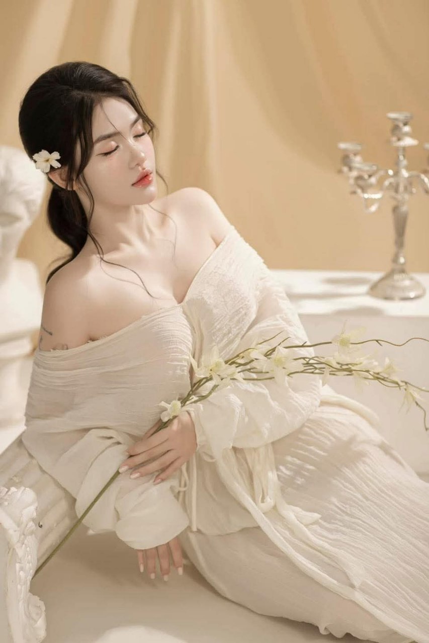 đang học thì anh bồ mò tay vào quần móc bím làm em dâm đãng thèm chịch